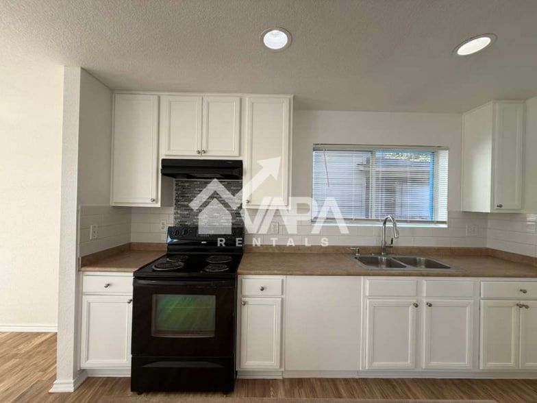 Building Photo - 9902 Hawksbill Peak