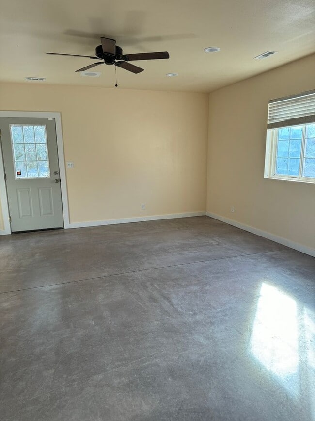 Building Photo - Studio+ Close to WWCC