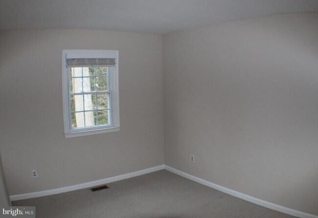 Building Photo - 5584 Queen Victoria Ct