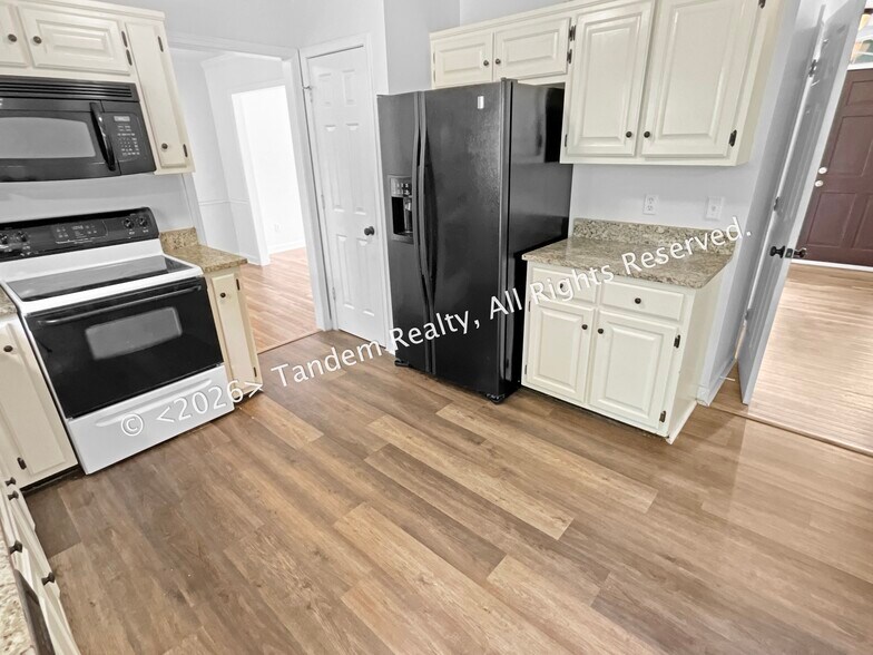 Building Photo - 309 Oakcrest Ct