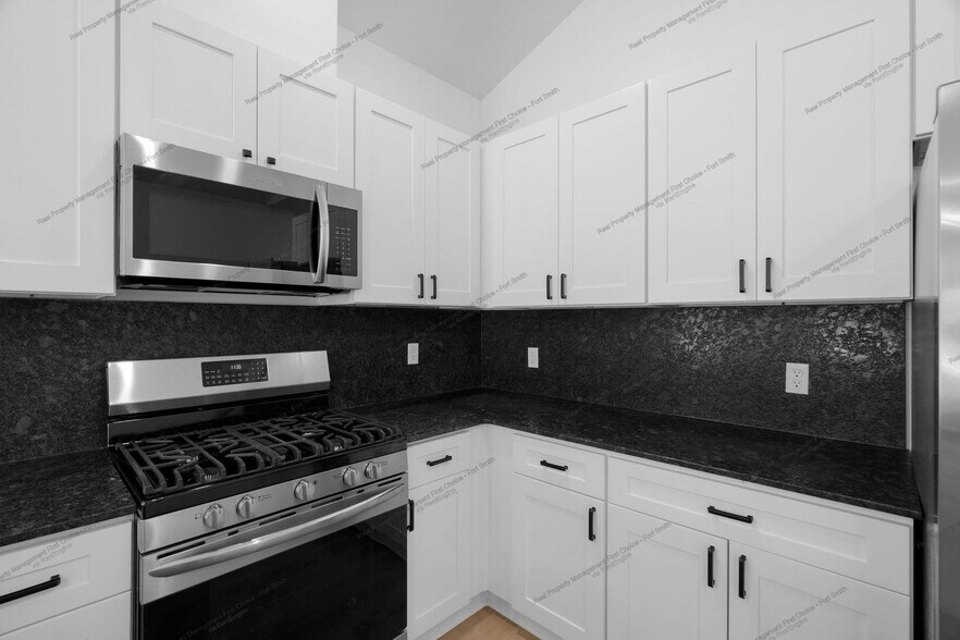 Building Photo - 8705 Cantera Dr