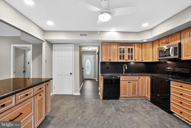 Building Photo - 11 Grant Dr