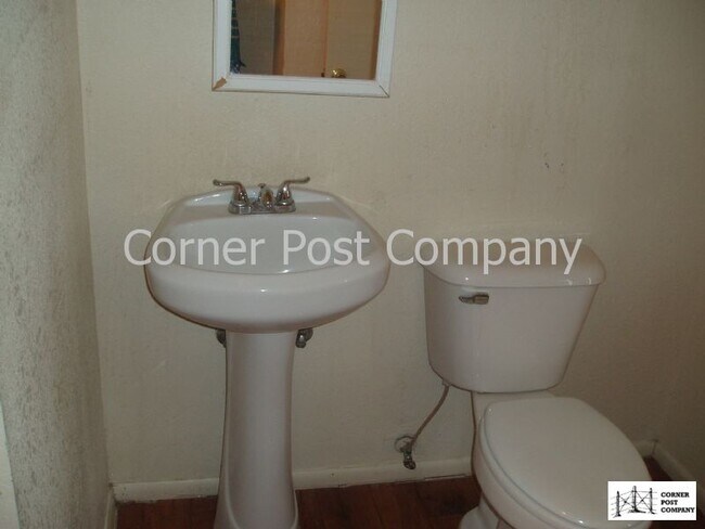 Building Photo - 1 Bedroom Apartment