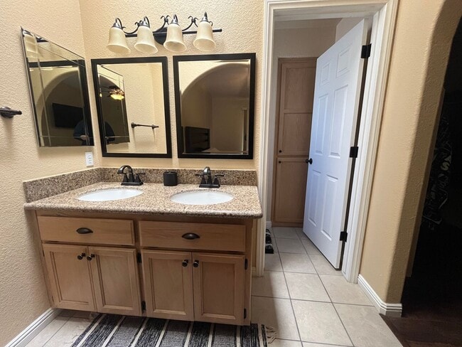 Building Photo - 3BR/3BA – Quiet Cul-de-Sac – Backs to Wash