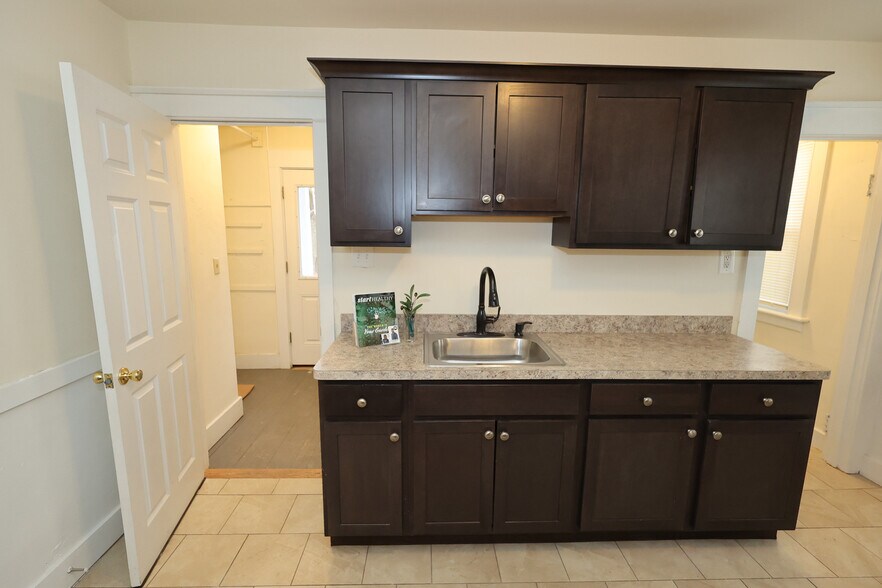 Building Photo - 146 Division St