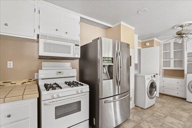 Building Photo - 2804 Avalon Dr