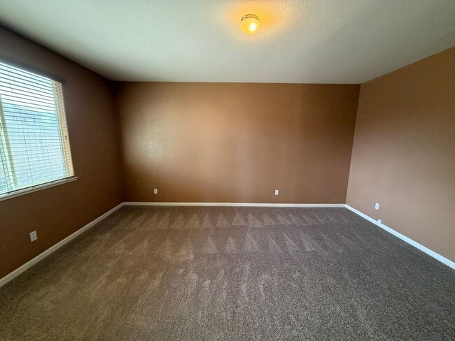 Building Photo - Spacious Home in Quiet Area