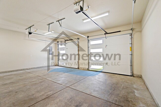 Building Photo - 3 Bedroom 2 Bathroom Home with Attached 2 ...