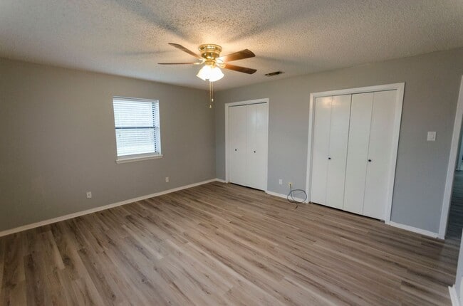 Building Photo - Wonderful Country Living close to town AVAILABLE NOW!