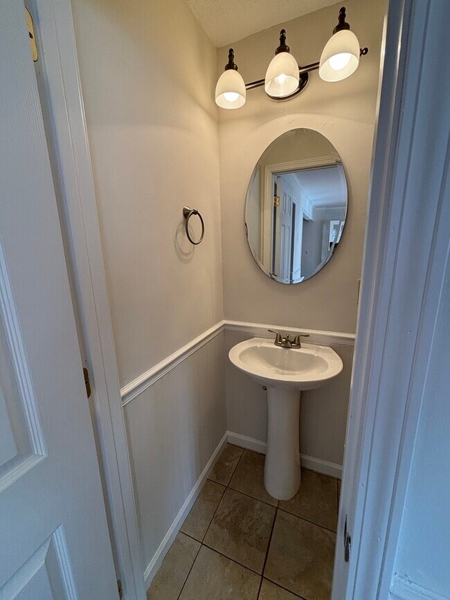 Building Photo - 3 Bedroom/1.5 Bath Charming House Large Fenced Yard