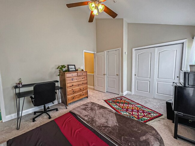 Building Photo - Lovely Tri-Level 3 Bedroom 2 Bathroom And ...