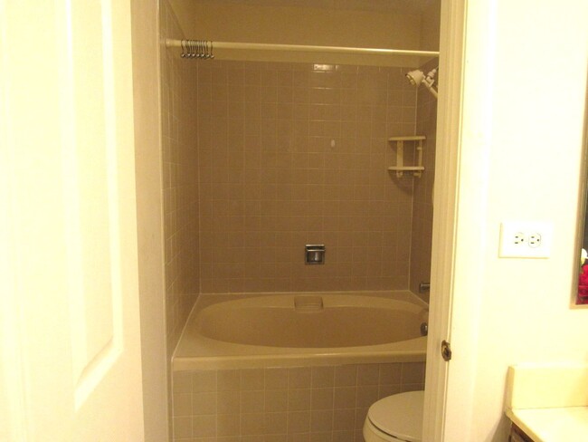 Building Photo - 112 Sarahs Grove Ln