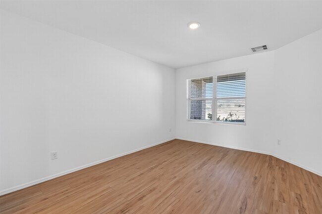 Building Photo - 7402 Clover Chase Dr