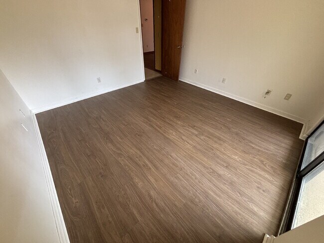 Building Photo - 2BR Condo with Private Baths, Fireplace, Balcony & In-unit Washer/Dryer– Near FSU & TSC