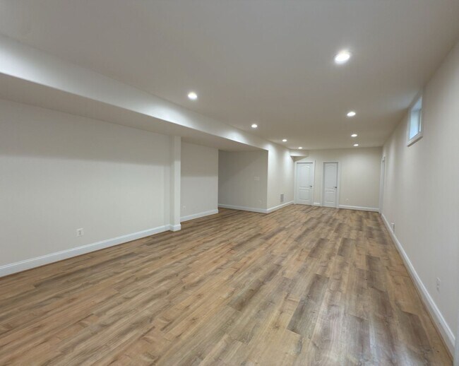 Building Photo - Spacious 4 Bed 5.5 Bath Home in Annandale,...