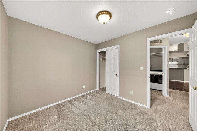 Building Photo - Comfortable & Convenient Living Near CWI and Shopping