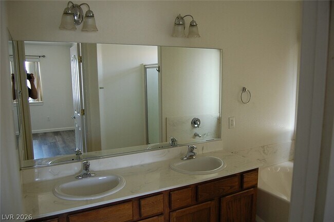 Building Photo - 4911 Ridgewood Dr