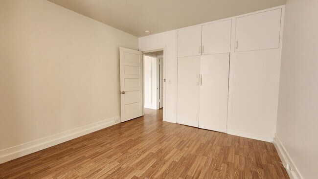 Building Photo - 401 Vine Ave