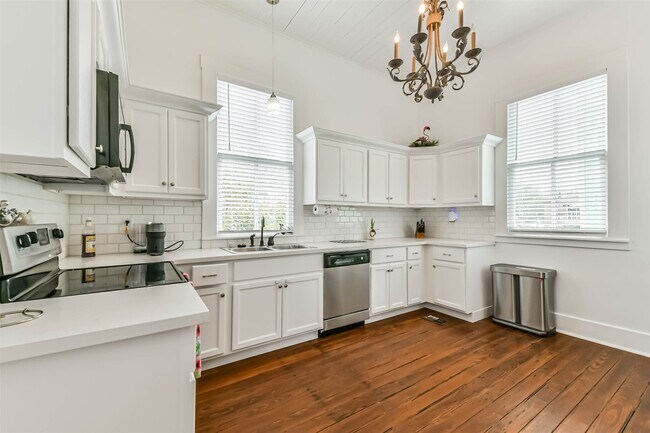 Building Photo - 3301 Ave N Ursuline St