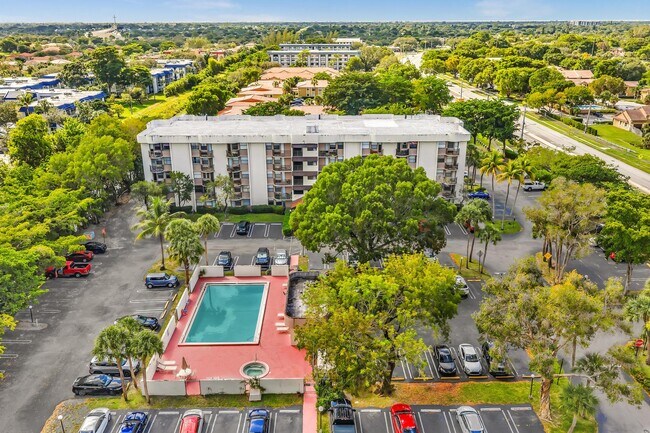 Building Photo - 2701 Riverside Dr