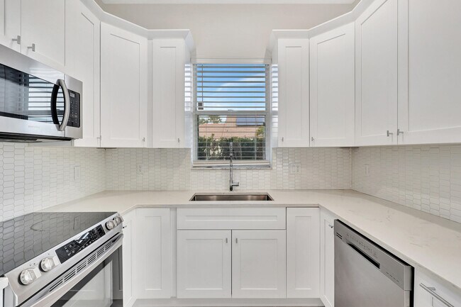 Building Photo - 1898 Capeside Cir