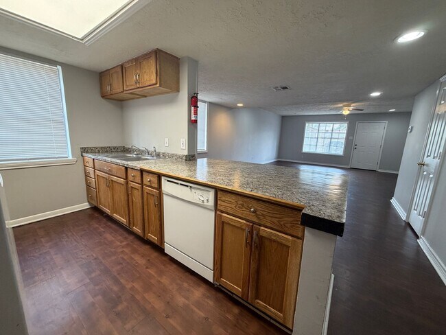 Building Photo - Spacious 3 Bedroom Townhome in Oak Park
