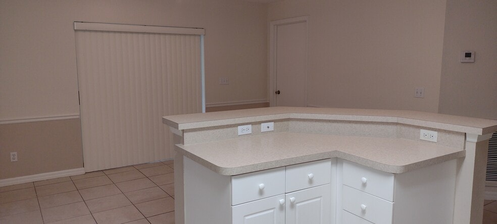 Building Photo - 7446 Pond Cir