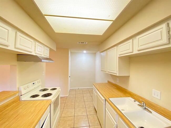 Building Photo - 7700 Creekbend Dr
