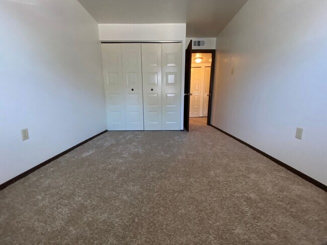 Building Photo - Spacious 2BR at Bellwood Manor! Great North Hills Location! Call Today!
