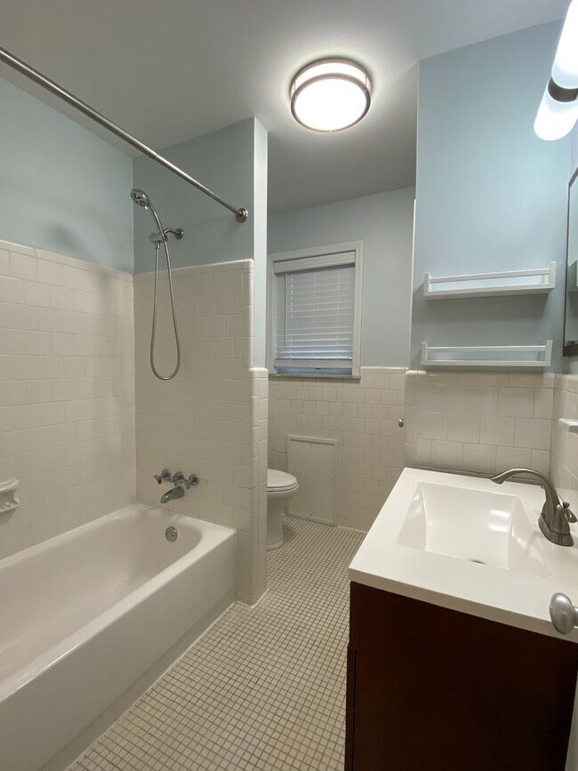 Building Photo - Two-Bedroom Apartment Directly Across from Forest Hill Park. Great Location!
