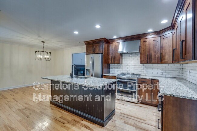 Building Photo - 221 Adams Ct