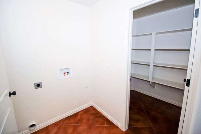 Building Photo - 3 bed, 2.5 bath town house *Internet Included