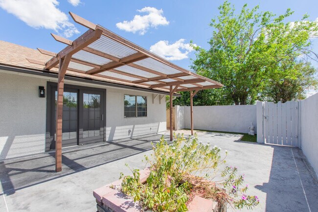 Building Photo - 2607 E Larkspur Dr