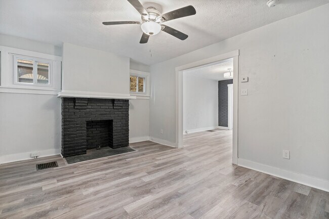 Building Photo - 2242 Manor Ave