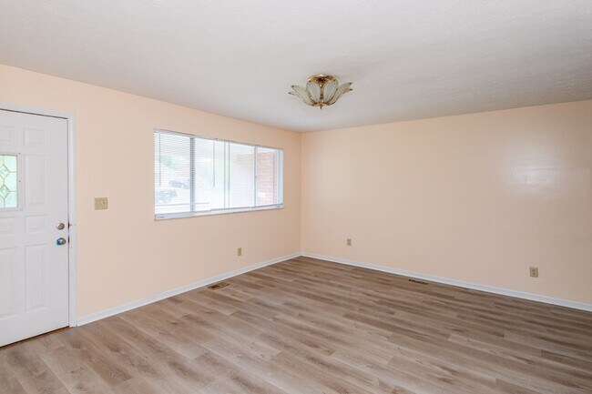 Building Photo - DAYTON, OH - GREENWICH VILLAGE - 3 BED, 1....