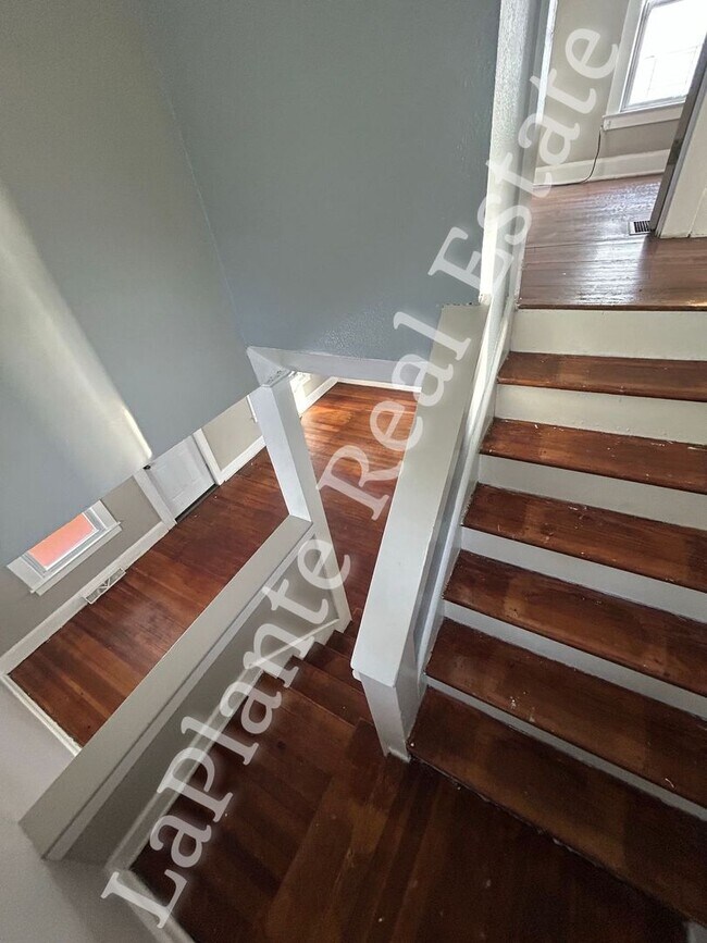 Building Photo - Comfy 3-Bedroom Home with Classic Charm in Toledo’s Old South End