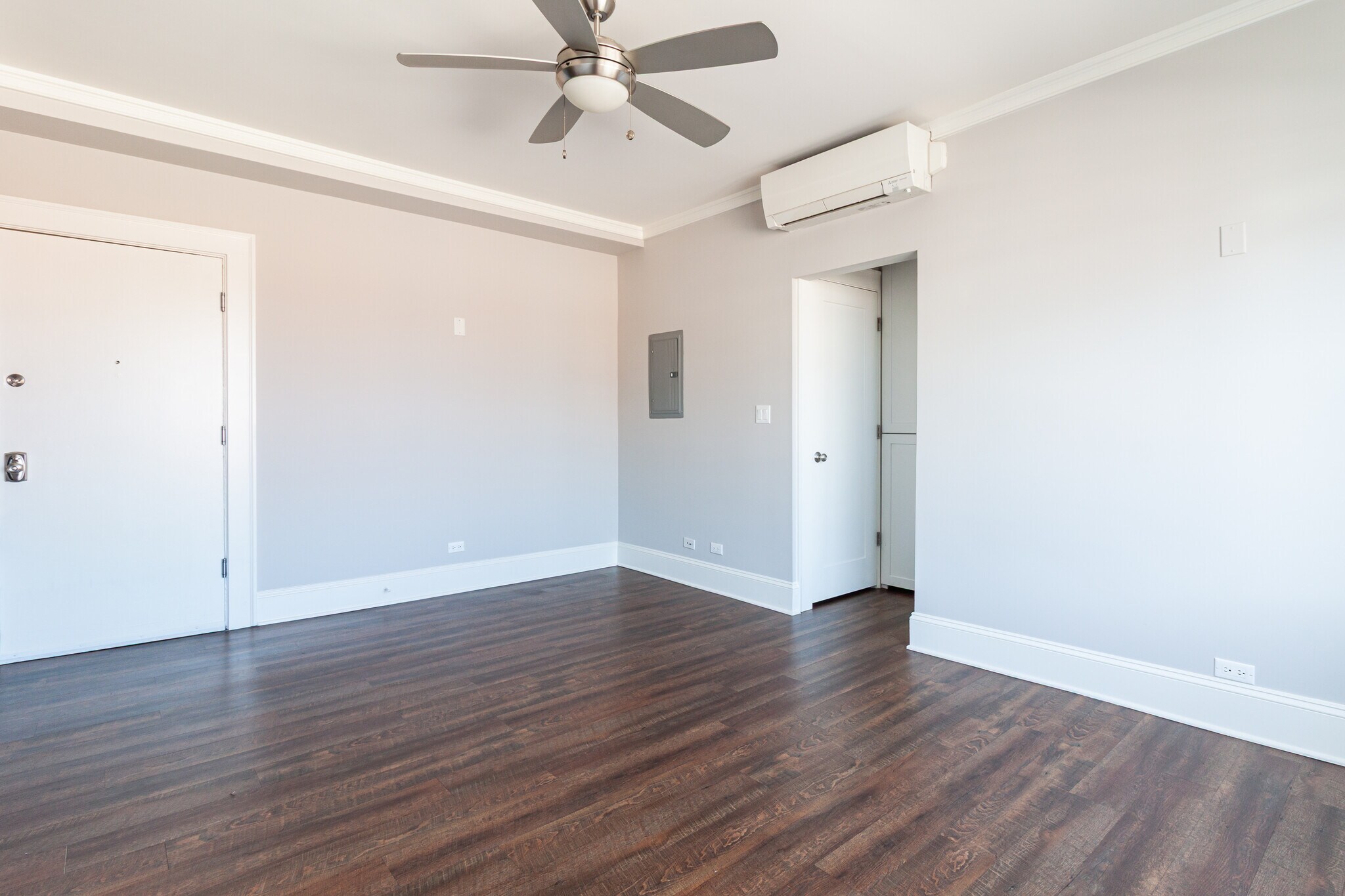 Building Photo - 827 W Lakeside Pl