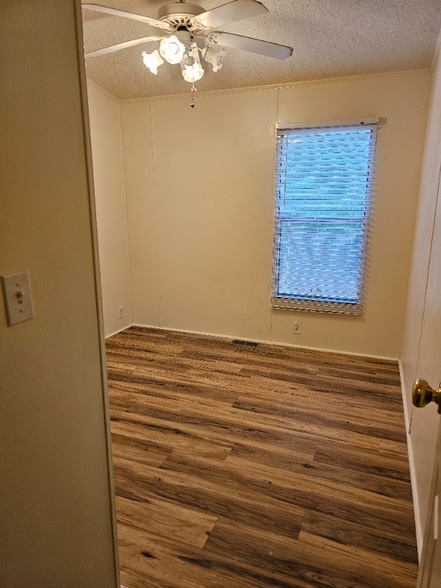 Building Photo - 217 W Fairlane Dr