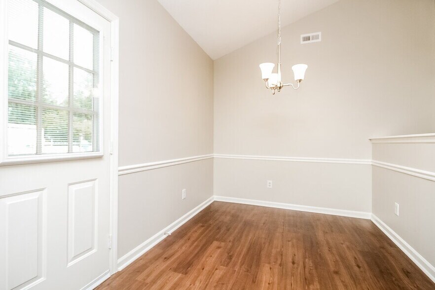 Building Photo - 102 Riverwood Dr
