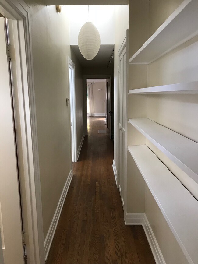 HALLWAY - 1026 Havenhurst Dr