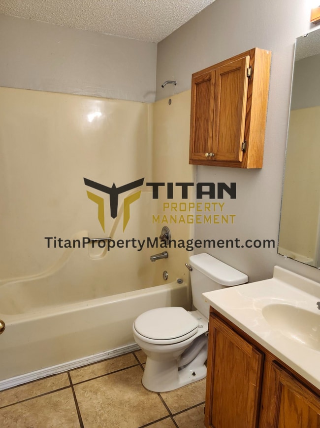 Building Photo - 3b/2b house