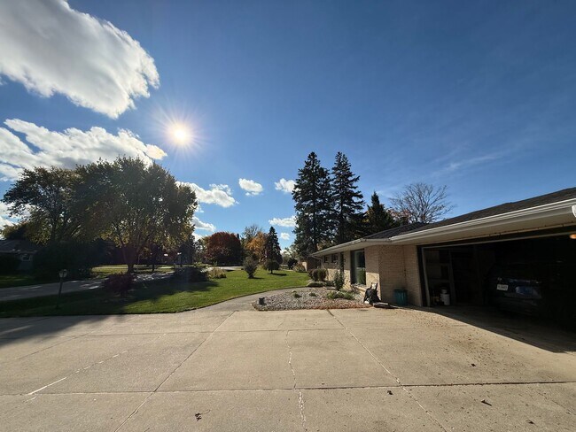 Building Photo - Charming Single Family Home in Brookfield - FIRST MONTH RENT HALF OFF!