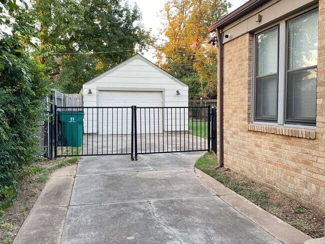 Building Photo - 2 Bedroom 2 Bathroom plus Bonus Room with ALL Appliances Included
