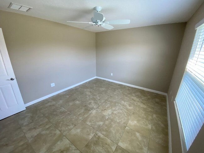 Building Photo - Beautiful Unfurnished 3 bed, 2 bath ANNUAL...