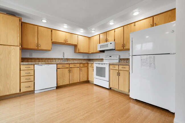 Building Photo - $2,695 - 5 Bed, 4 Bath Townhome in Aurora ...