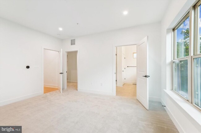 Building Photo - 10113 Dalmatian St