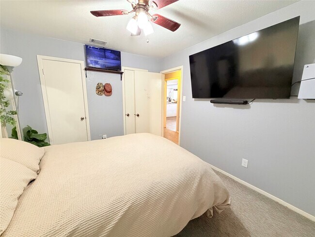 Building Photo - 14790 Cypress Dr