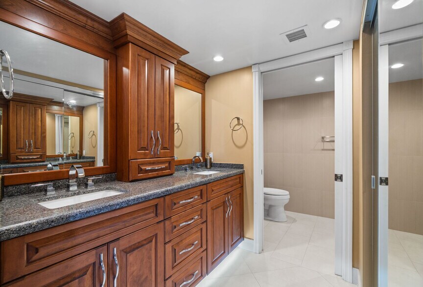 Building Photo - 511 Bayshore Dr