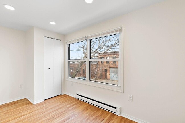 Building Photo - 404 Halladay St