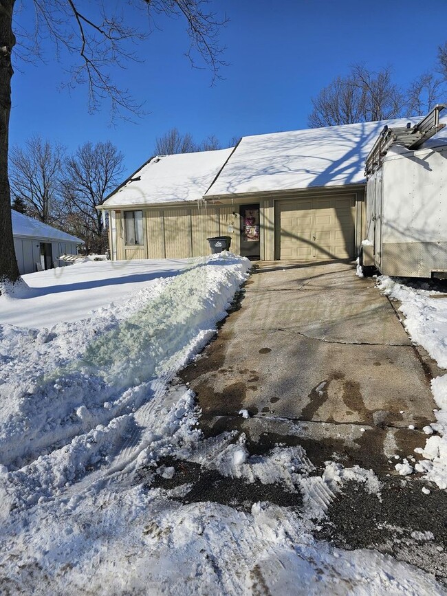 Primary Photo - BLUE SPRINGS TOWNHOME!!!